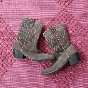 Brown suede cowboy boots 🤠